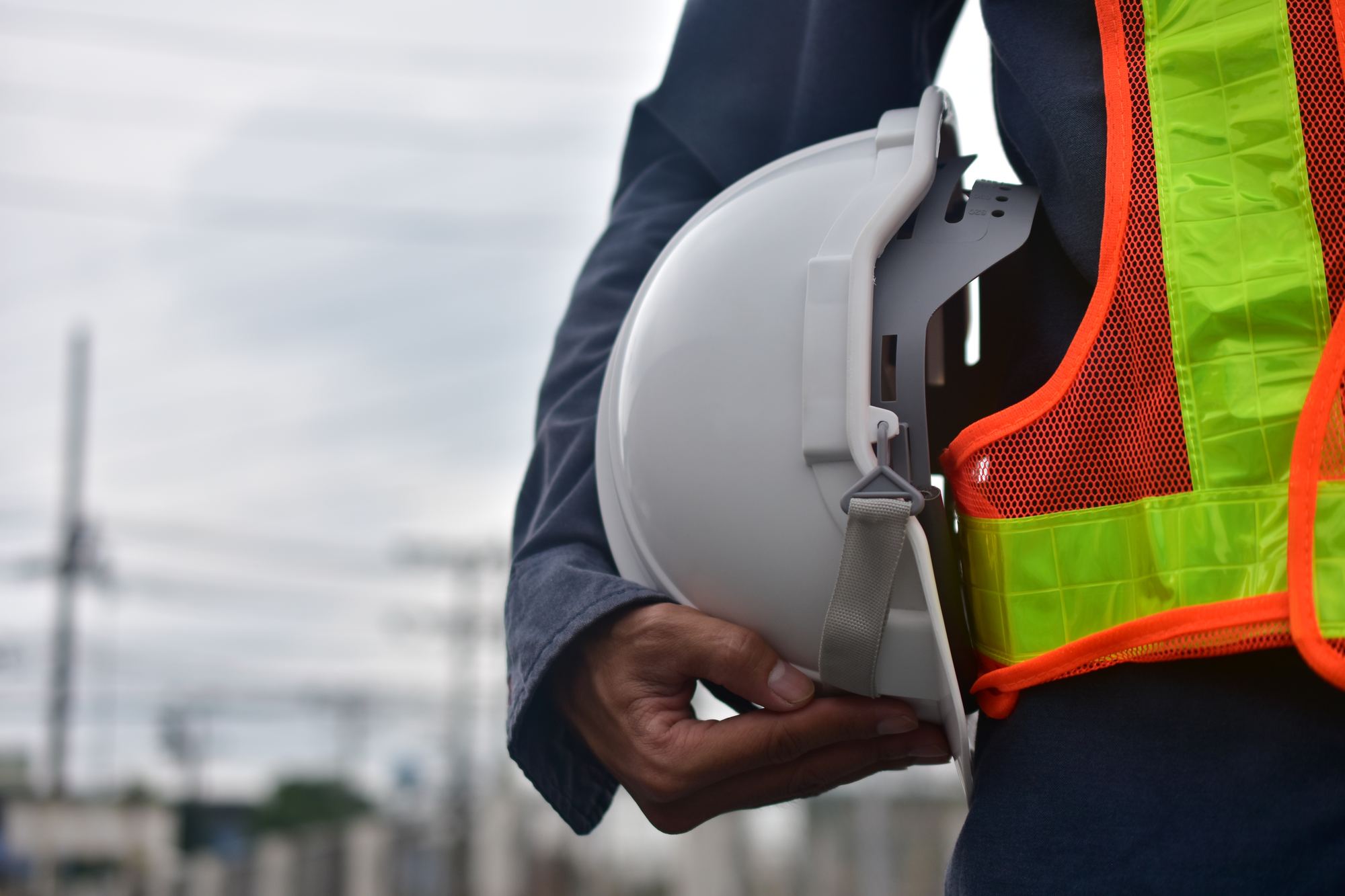 Bauhelm und Sicherheitsweste auf der Baustelle