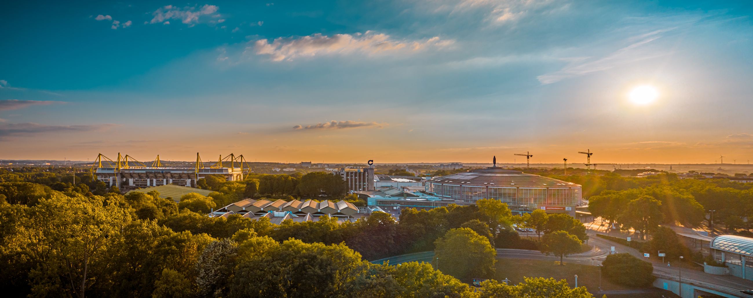 Dortmunder Skyline mit Signal Iduna Park und Westfalenhallen bei Sonnenuntergang