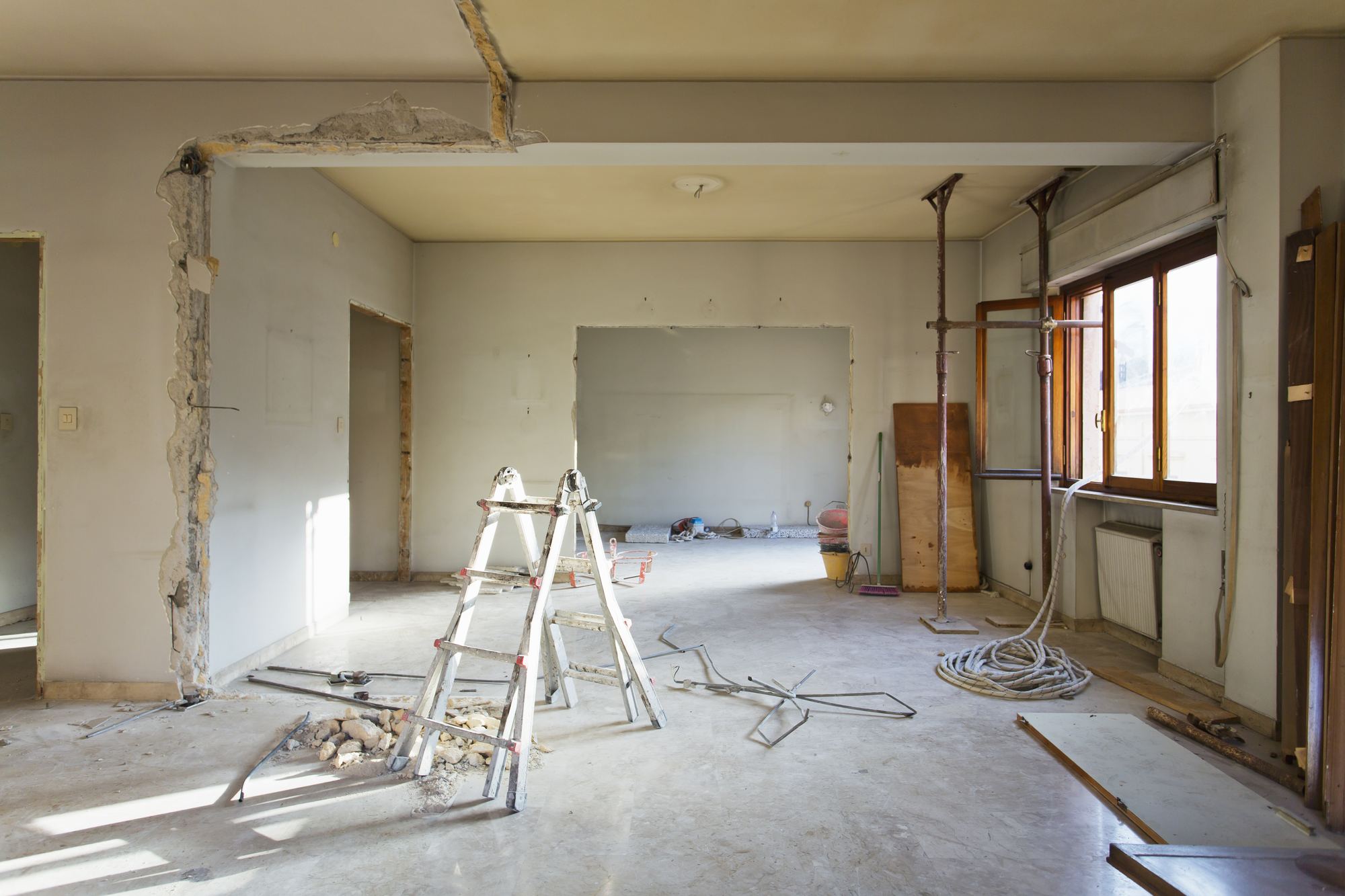 Innenraum während der Sanierung mit Rückbau- und Ausbauarbeiten